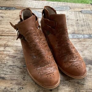 Catepillar CAT tan leather boots 8.